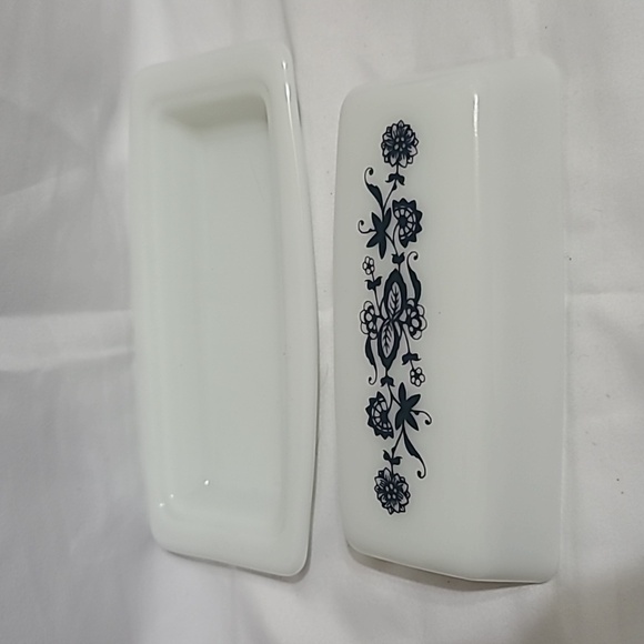 Vintage Pyrex Old Town Blue Onion Glass Covered Butter Dish Kitchen - Picture 3 of 6